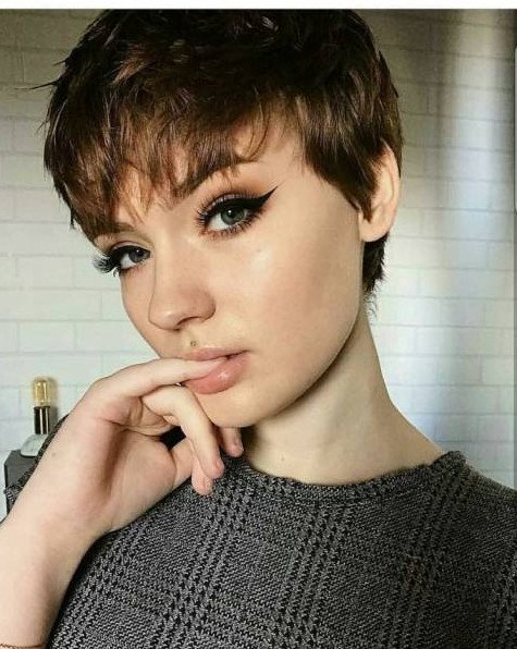 Весьма маленькая челка очаровательные женщины на фото