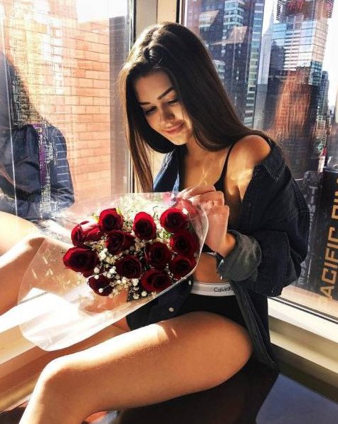 Заигрывающая красивая девушка