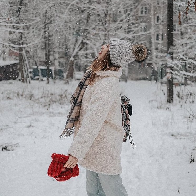 Закаленная красивая девушка в зимнюю пору на фото