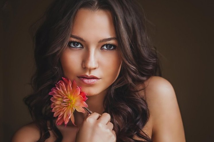 Замечательной красы красивая девушка на фото