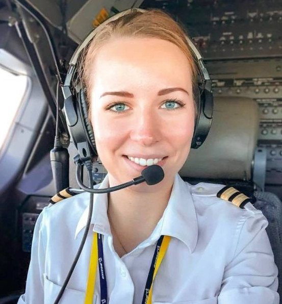 Авиадиспетчер красивая девушка