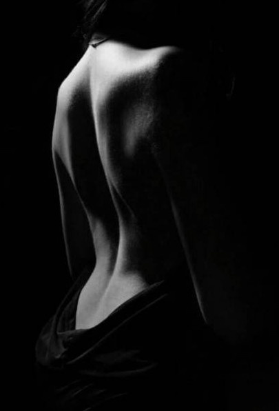 Белоснежное и черное тело очаровательной девушки