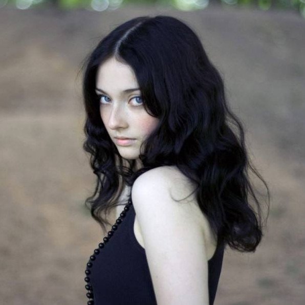 Черноволосая голубоглазая красивая девушка