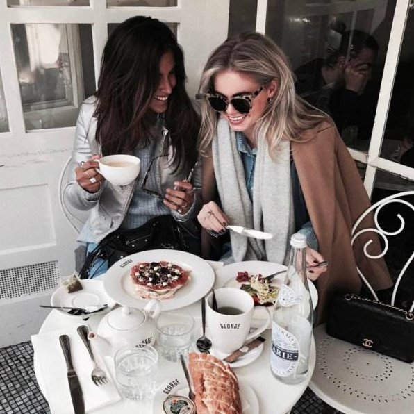 Две милые девушки на столе