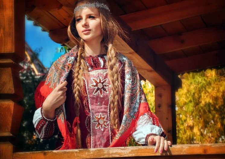 Девушки в национальном платье на Руси
