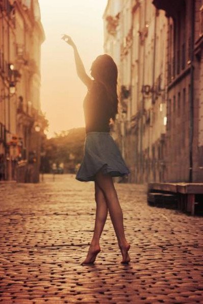 Красивая девушка на носочках спиной