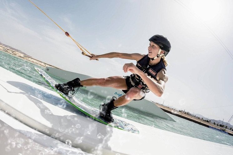 Красивая девушка на вейкборде ( 27 фото )