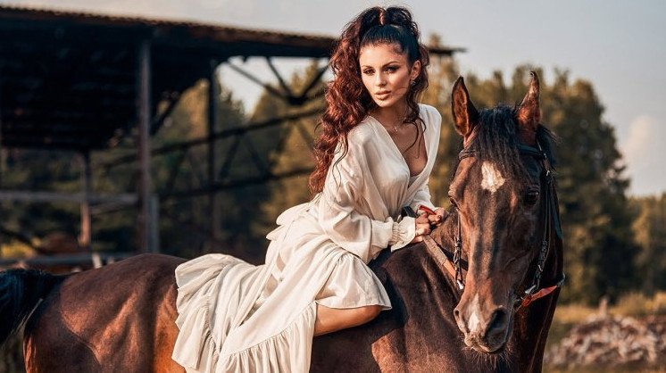 Красивая девушка на жеребце в платье