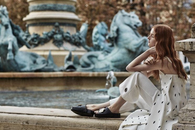 Красивая девушка около фонтана