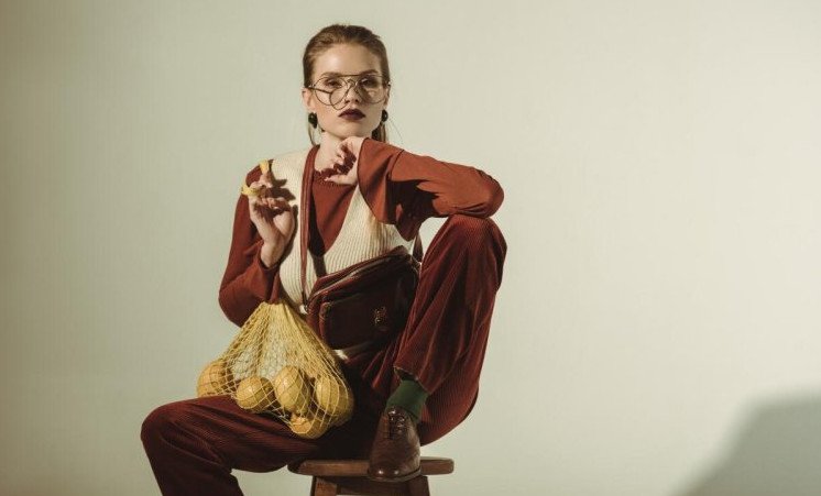 Красивая девушка с авоськой