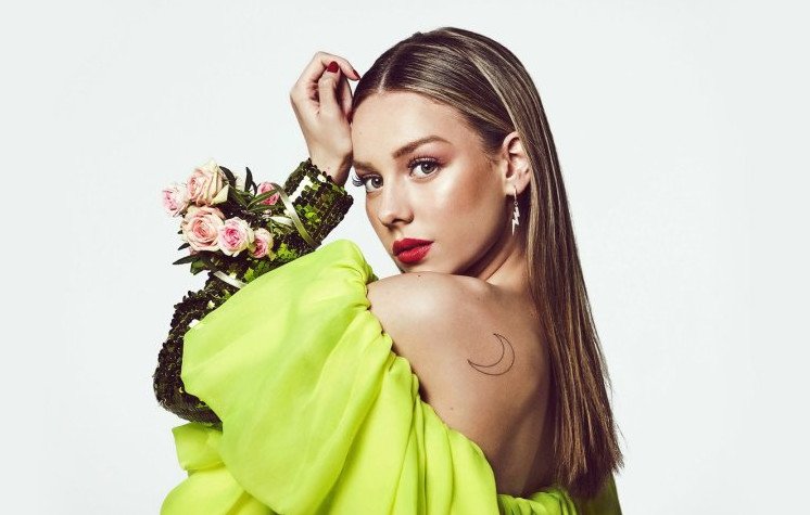 Красивая девушка с цветком возле носа ( 30 фото )