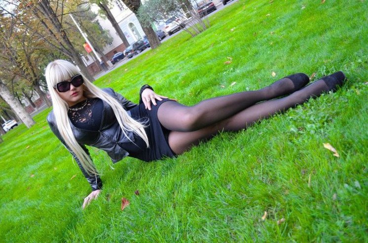 Девушка с короткой стрижкой в чулках выглядит очень привлекательно.