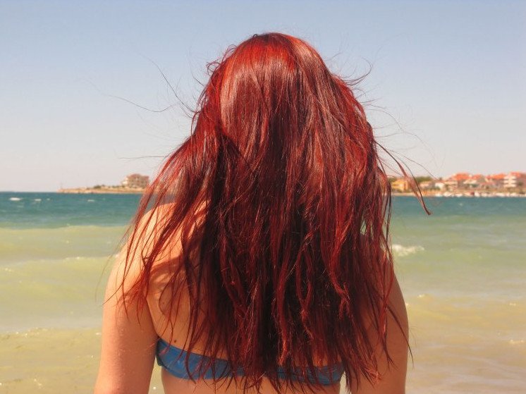 Красивая девушка с красными волосами на море ( 23 фото )