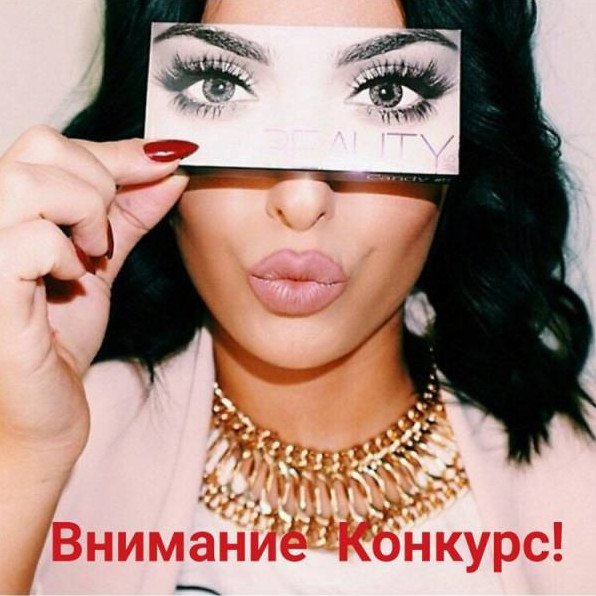 Девушка с наращёнными ресничками на глазах