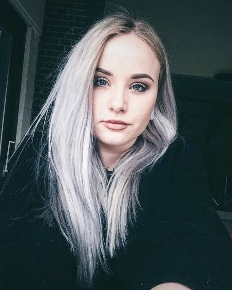 Девушка с волосами светло-сероватого оттенка.