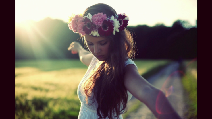Красивая девушка с венком на голове ( 22 фото )