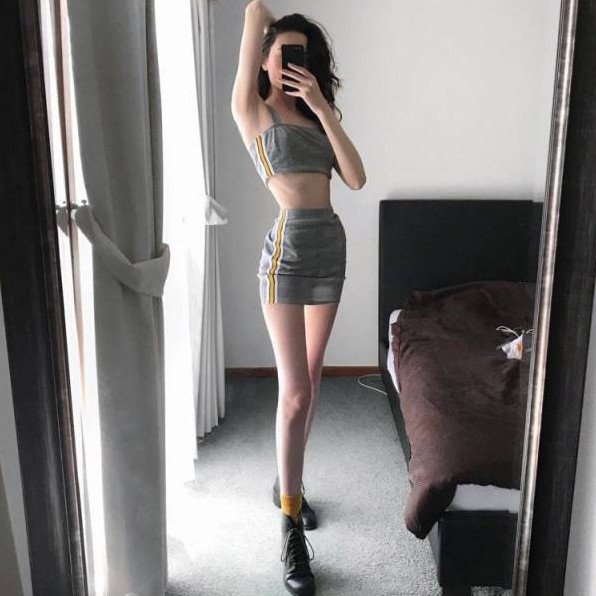 Красивая девушка с худенький талией