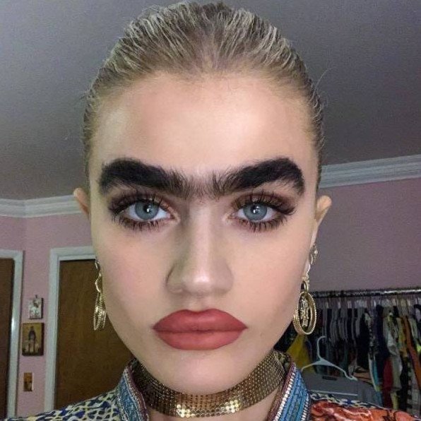 Красивая девушка с весьма широкими бровями