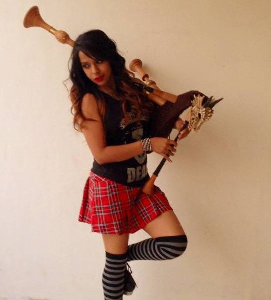 Красивая девушка с волынкой - разные фото