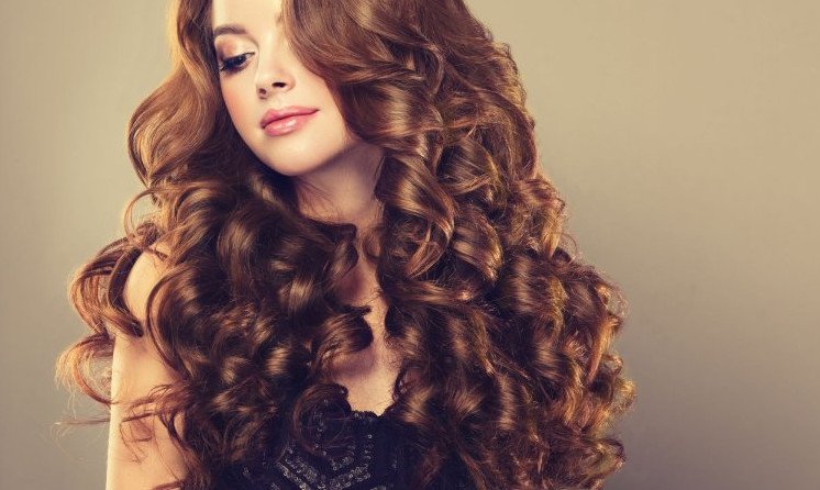 Красивая девушка с завивкой