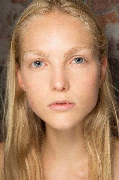 Очаровательная особа с изящными бровями.