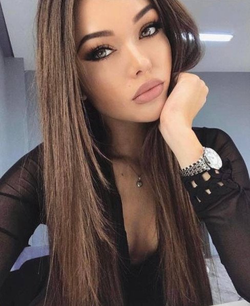 Красивая девушка темные волосы светлые глаза