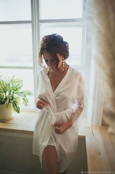 Красивая девушка в белоснежном халатике со спины