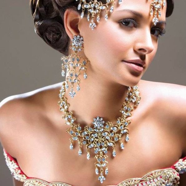 Красивая девушка в драгоценных камнях