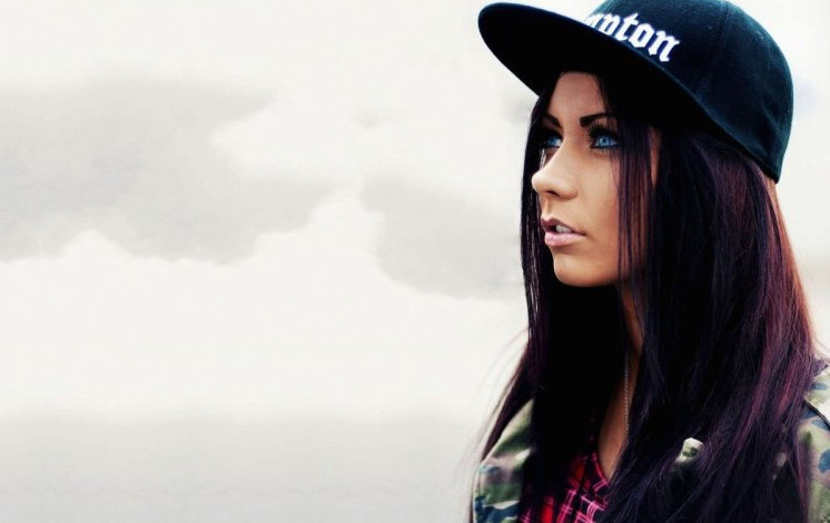 Красивая девушка в кепке с челкой