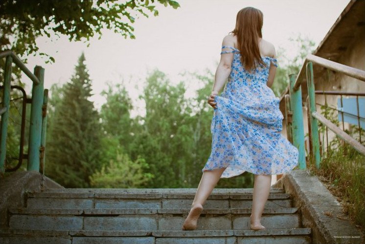 Девушка с привлекательной внешностью в платье из ситца.