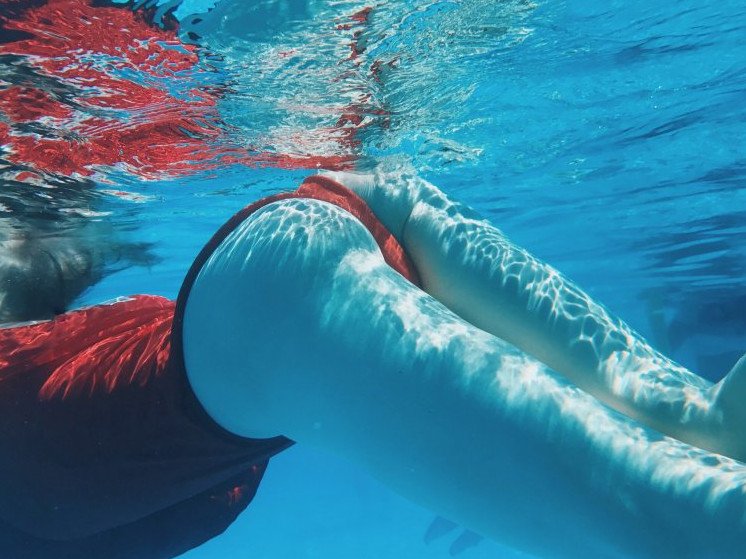 Красивая девушка в трусиках под водой