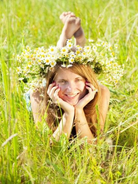 Красивая девушка в венке из ромашек ( 19 фото )