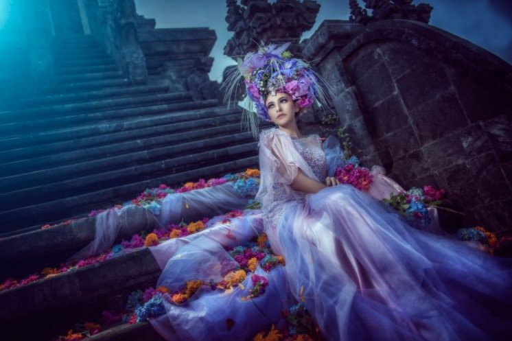 Красивая девушка в виде принцессы