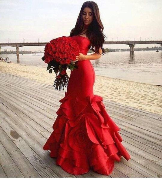 Красивая девушка вся в красноватом