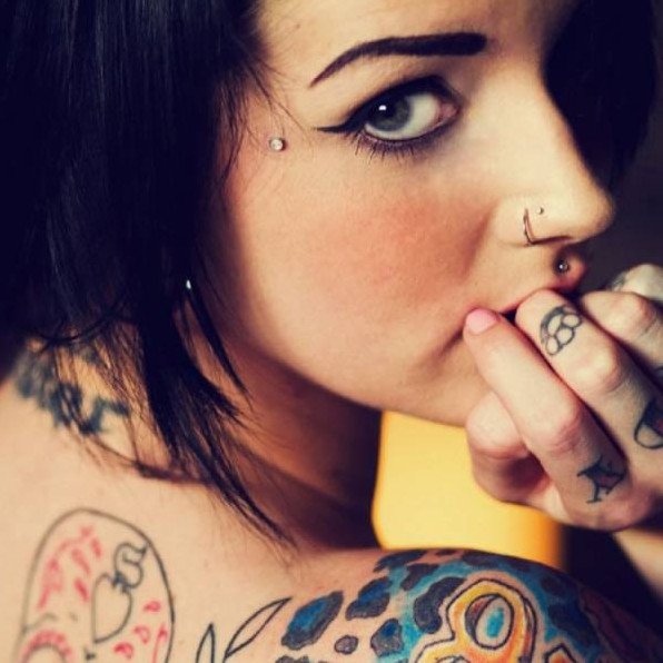 Красивая девушка с пирсингом