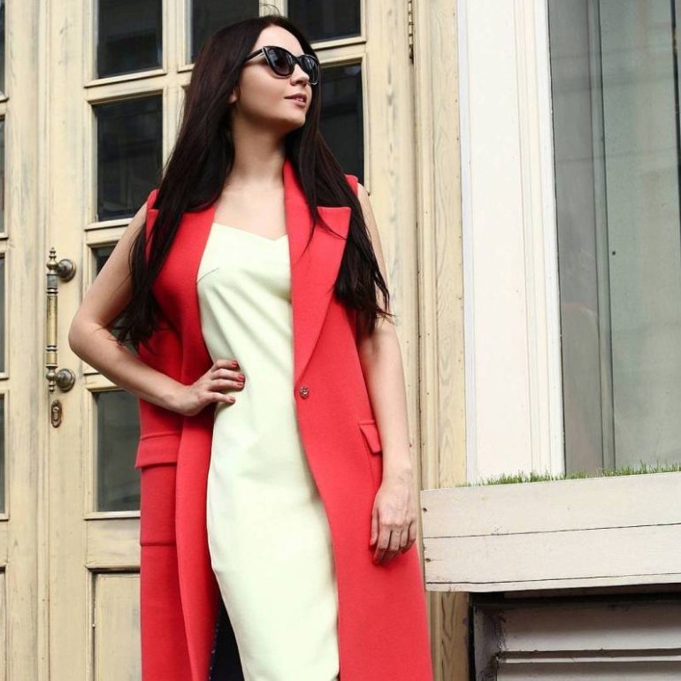 Мода: Розовый удлиненный жилет