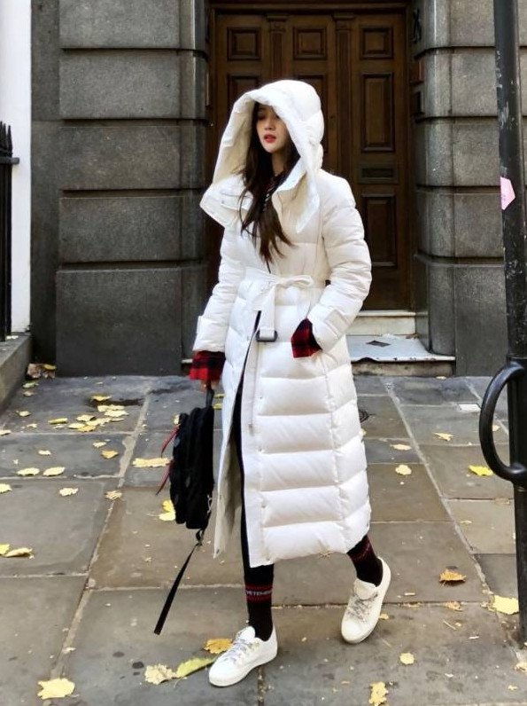 Мода: Женский пуховик черный с белым