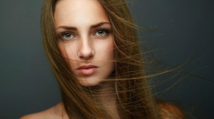 Красивая девушка с русыми волосами и зелеными глазами.