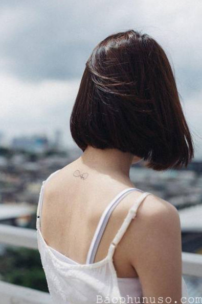 Привлекательная девушка с недлинной прической со спины