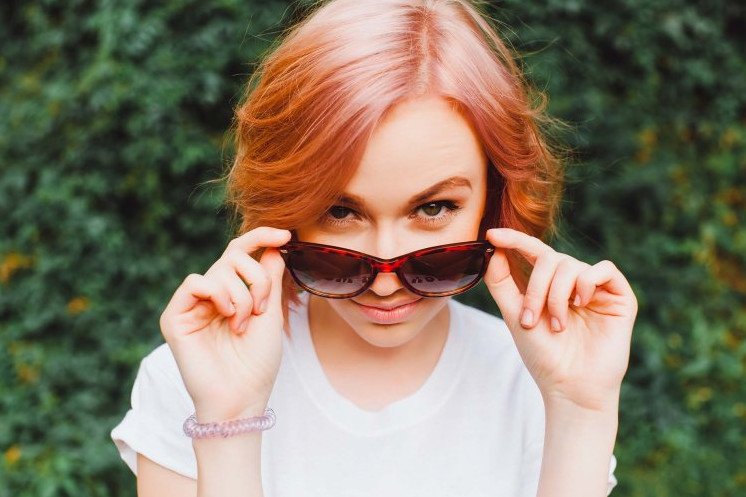 Рыжеволосая красивая девушка в очках