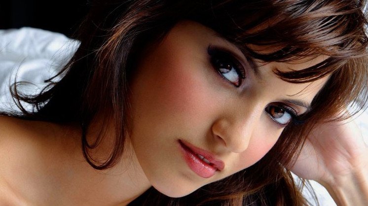 Фото девушки с большими глазами - крупно