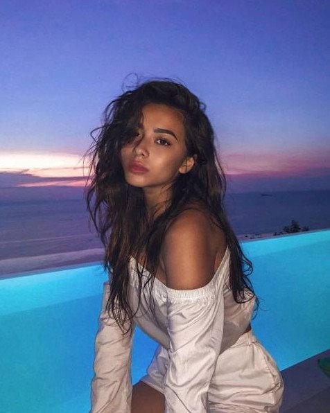 Весьма размеренная красивая девушка