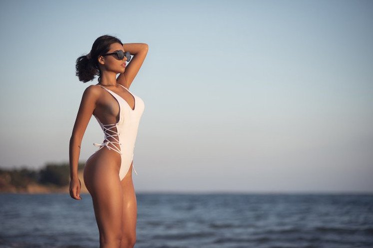 Загорелые фигуристые милые девушки