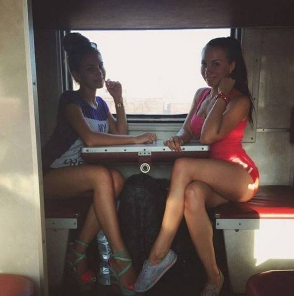 Раздетые девушки в поезде летом