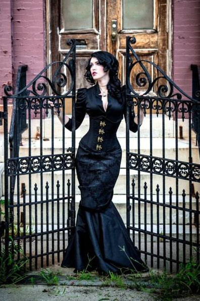 Готичная привлекательная девушка в платье ( 34 фото )