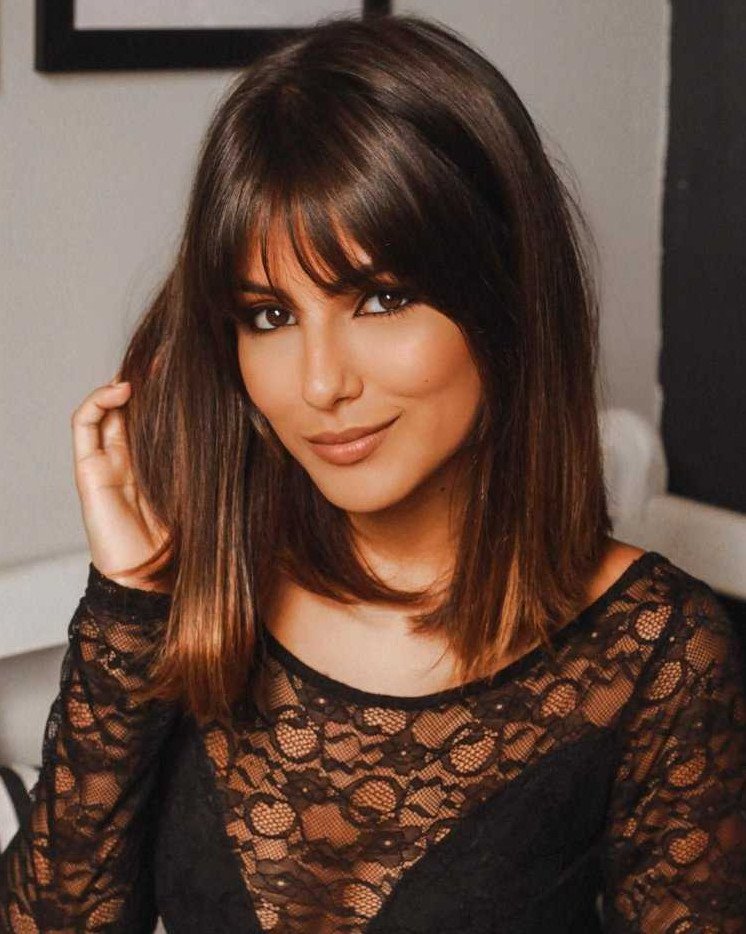 Сексуальные стрижки на средние темные волосы