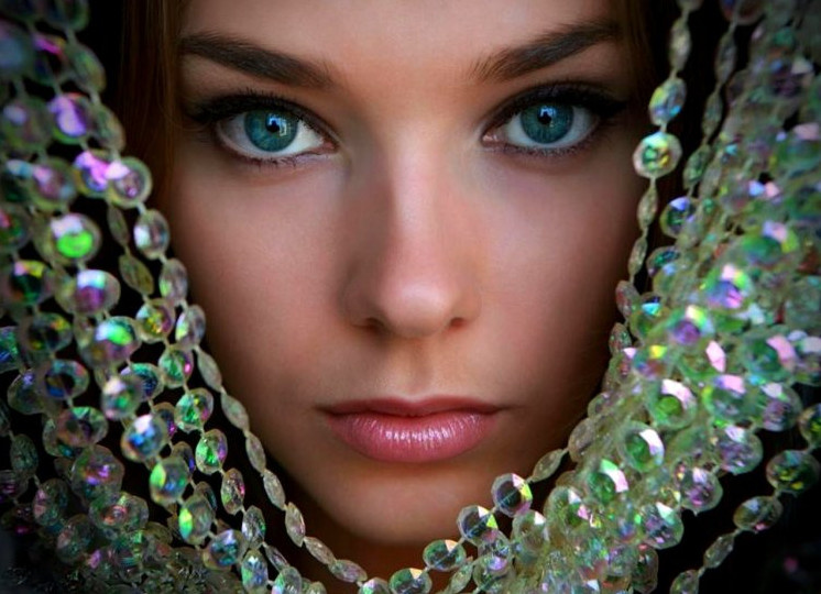 Изумрудные глаза у сексуальных девушек