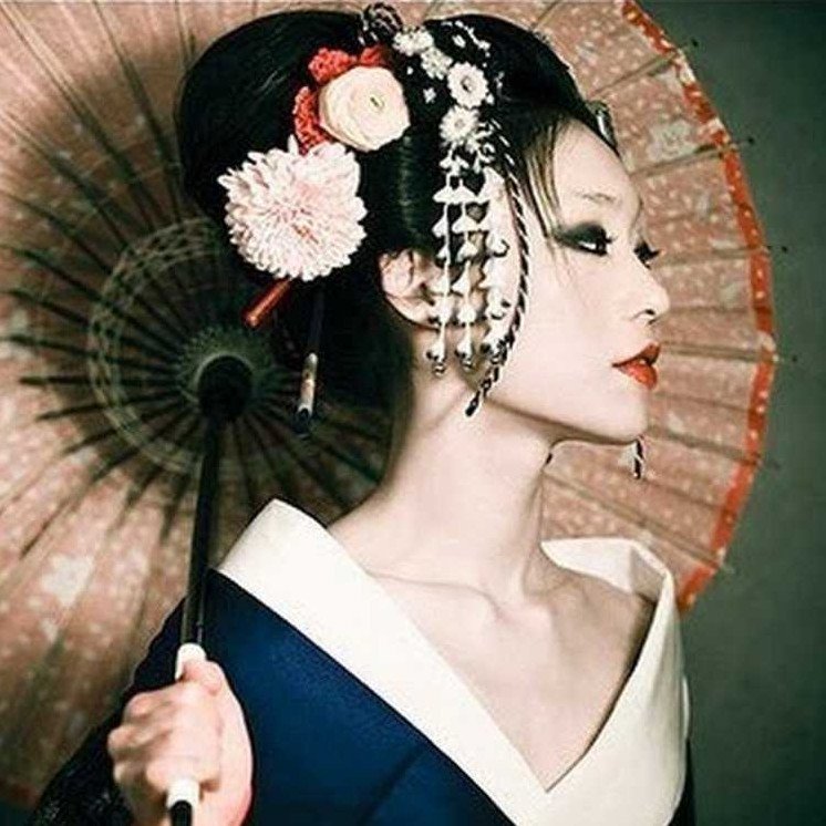 Профиль и фотография японской девушки.