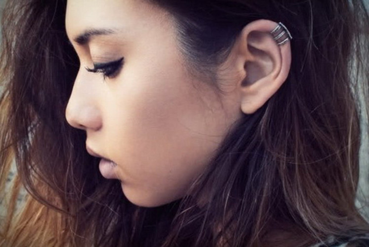 Красивые женские ушки с серьгами