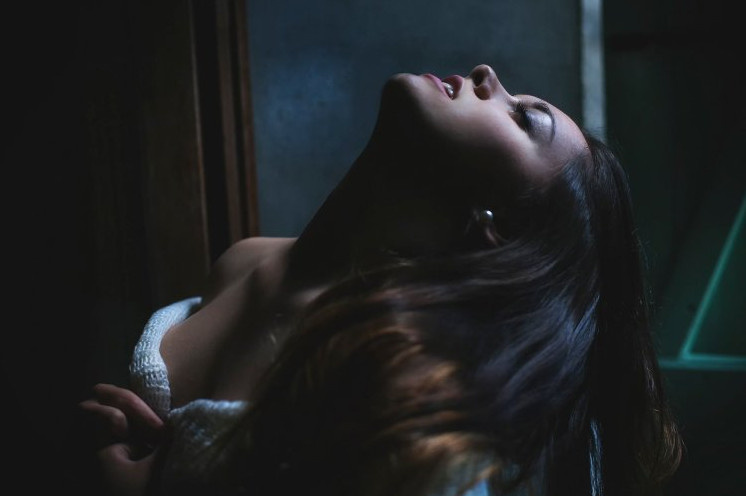 Красивые тёти с запрокинутой головой